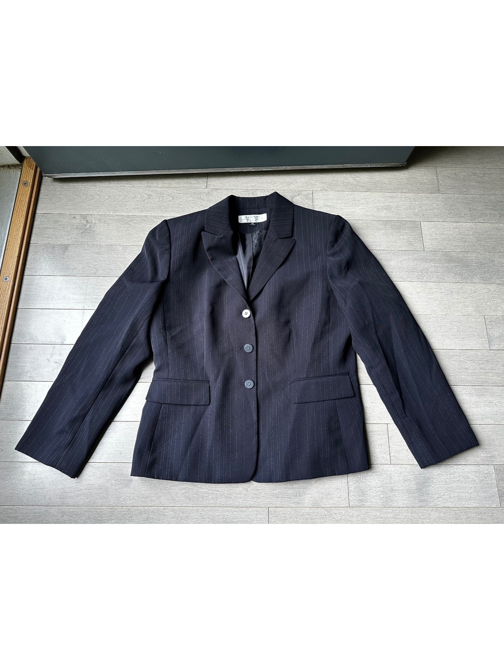 Women’s tahari black pinstripe three button front closure tailored blazer 14P